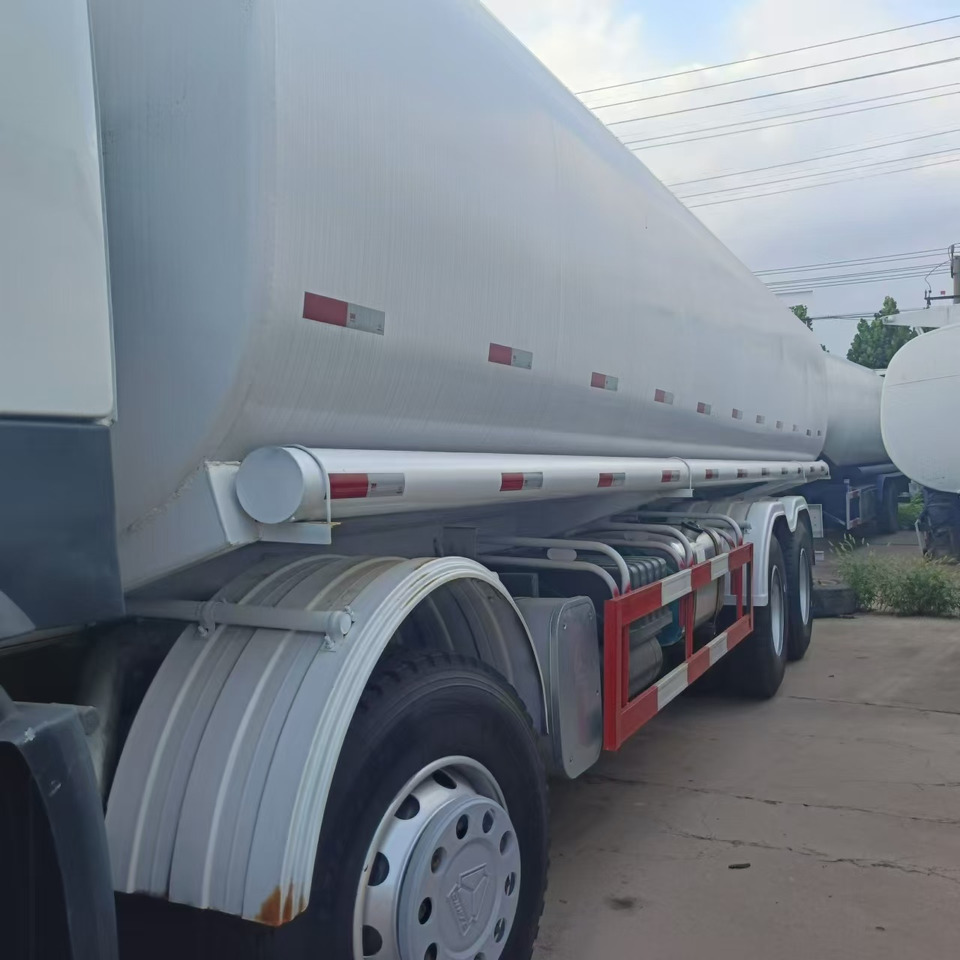 SINOTRUK Howo 371 Fuel Tanker Click Here For DISCOUNT - Camion citerne: photos 4 SINOTRUK Howo 371 Fuel Tanker Click Here For DISCOUNT - Camion citerne: photos 4