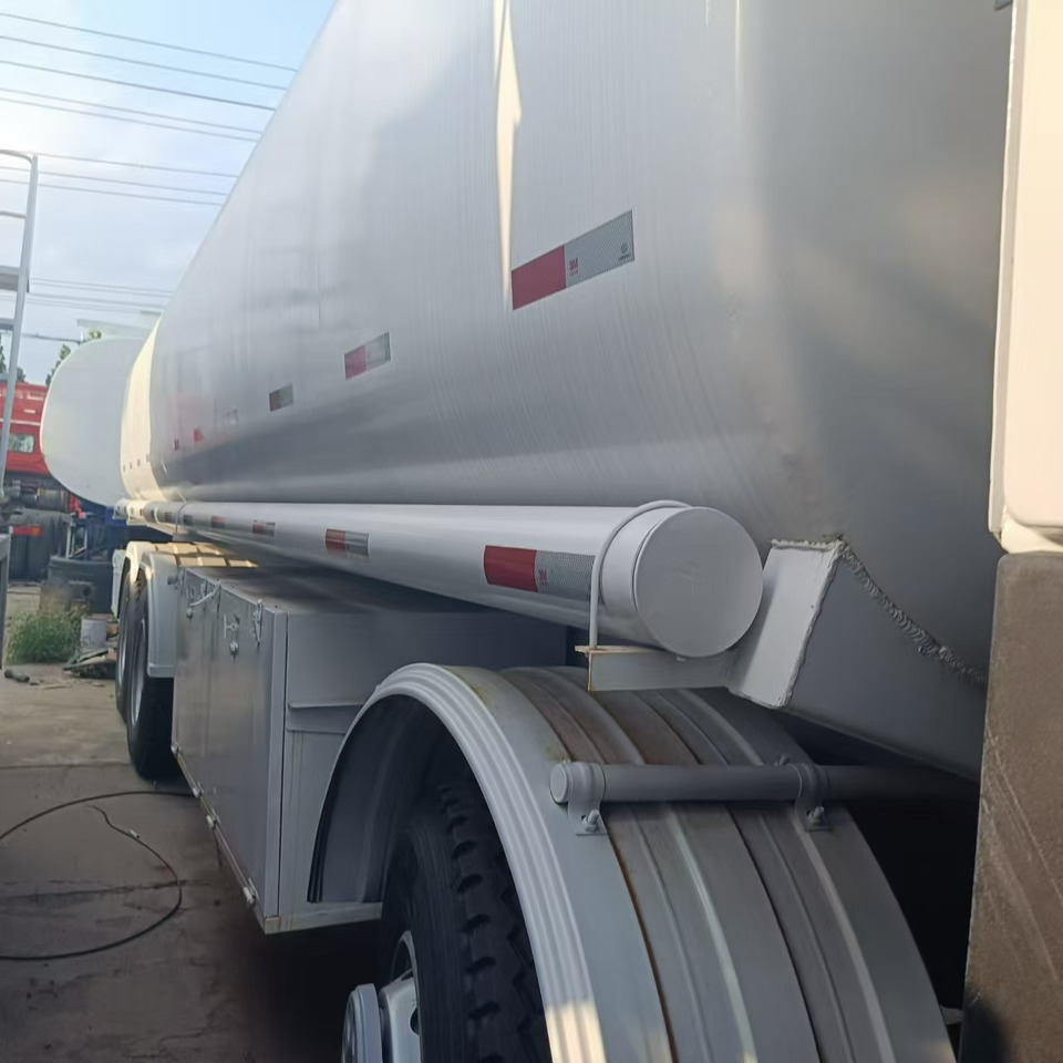 SINOTRUK Howo 371 Fuel Tanker Click Here For DISCOUNT - Camion citerne: photos 5 SINOTRUK Howo 371 Fuel Tanker Click Here For DISCOUNT - Camion citerne: photos 5