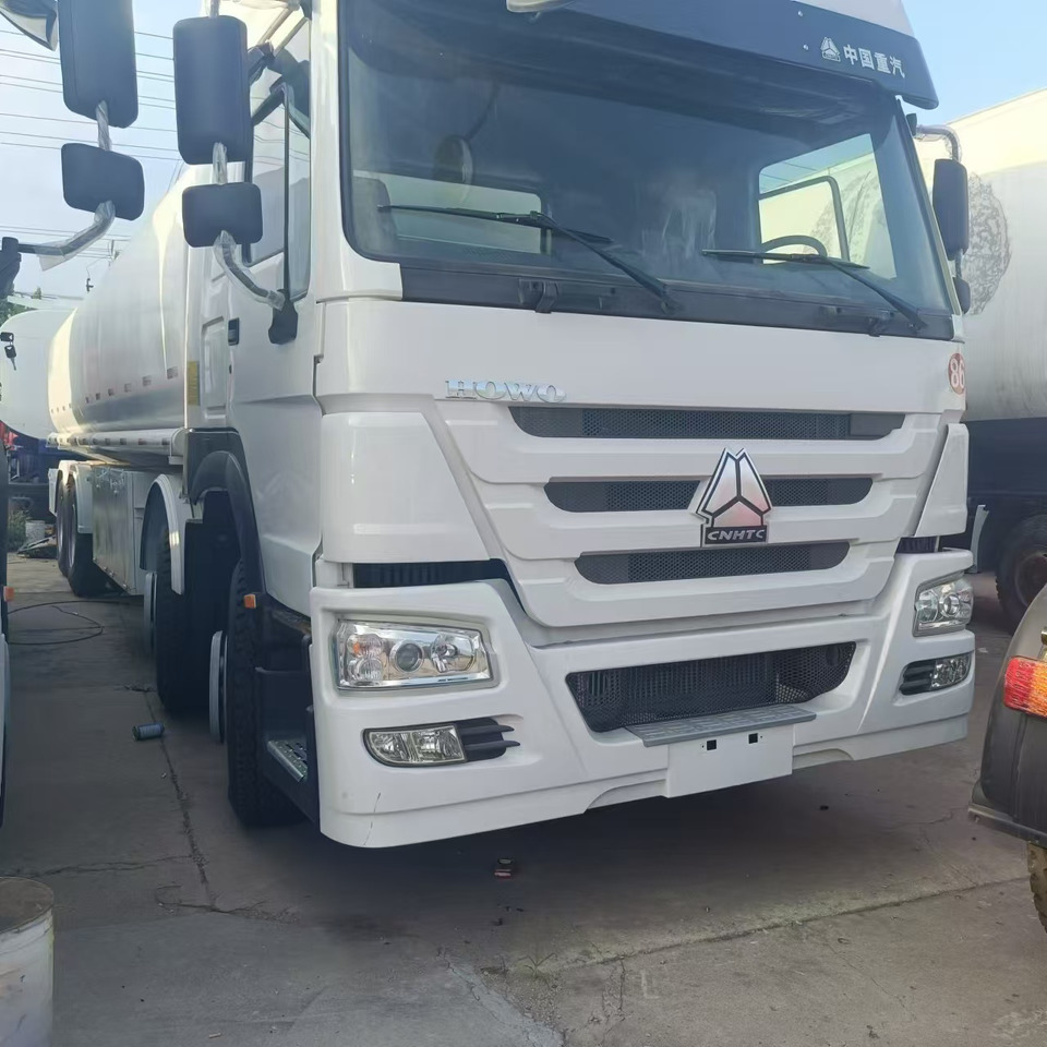 SINOTRUK Howo 371 Fuel Tanker Click Here For DISCOUNT - Camion citerne: photos 3 SINOTRUK Howo 371 Fuel Tanker Click Here For DISCOUNT - Camion citerne: photos 3