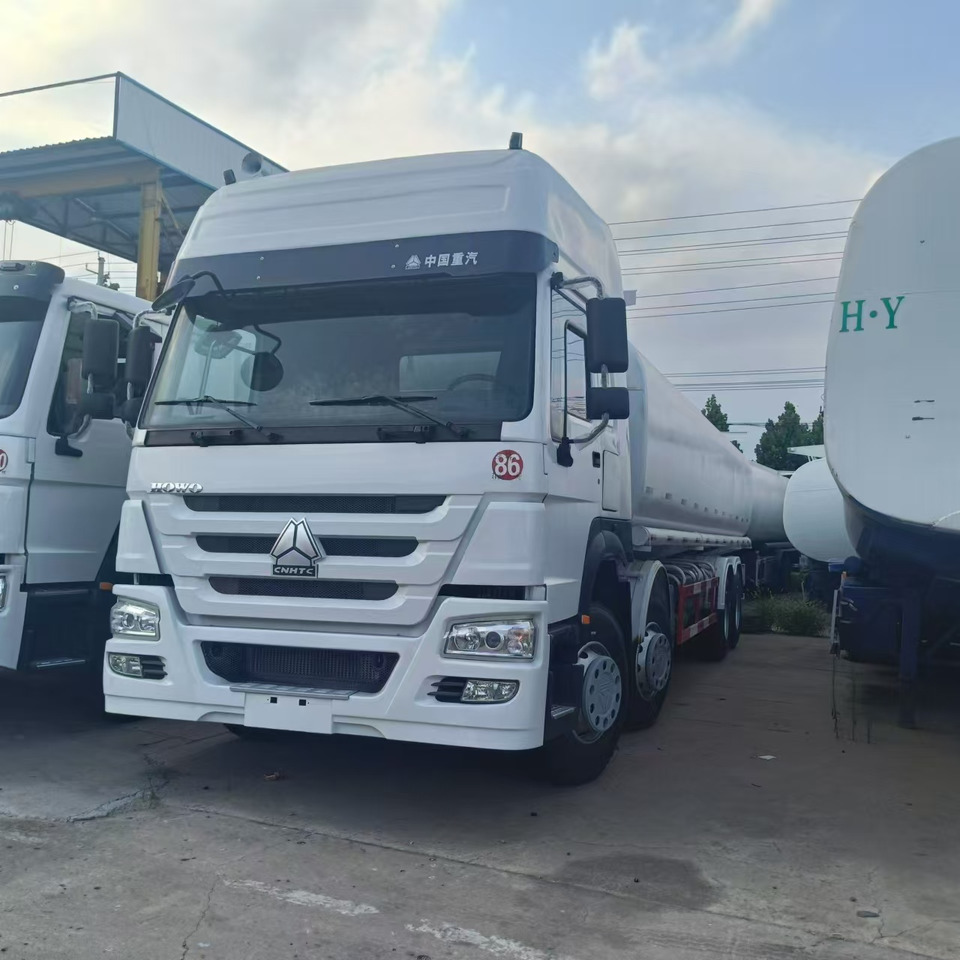 SINOTRUK Howo 371 Fuel Tanker Click Here For DISCOUNT - Camion citerne: photos 2 SINOTRUK Howo 371 Fuel Tanker Click Here For DISCOUNT - Camion citerne: photos 2
