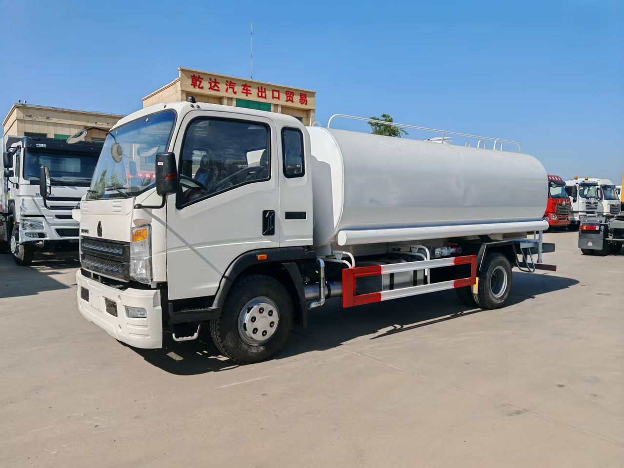 SINOTRUK Howo Water Tanker Click Here For DISCOUNT - Camion citerne: photos 2 SINOTRUK Howo Water Tanker Click Here For DISCOUNT - Camion citerne: photos 2