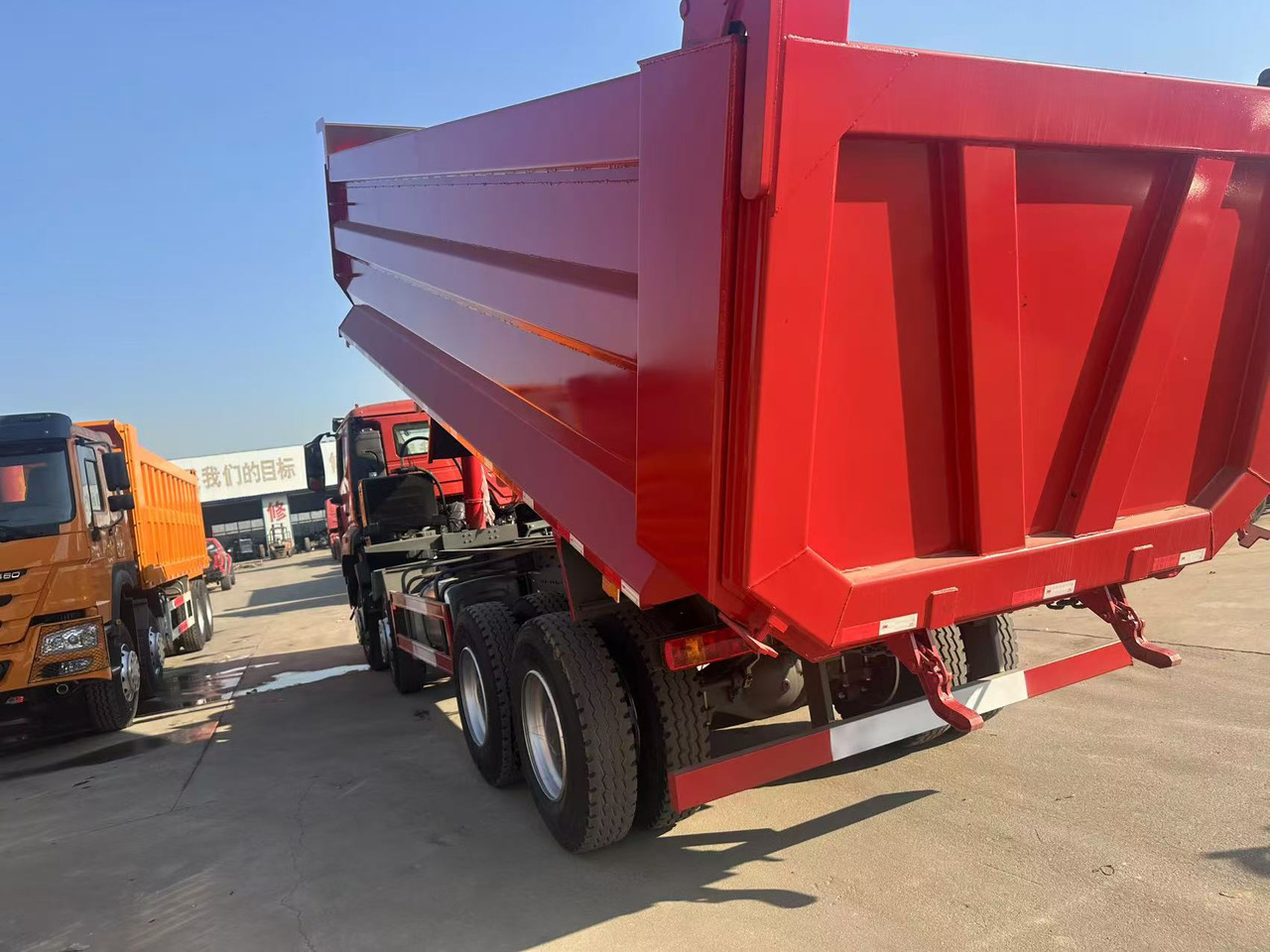 SINOTRUK Nx 8X4 - Camion benne: photos 3 SINOTRUK Nx 8X4 - Camion benne: photos 3