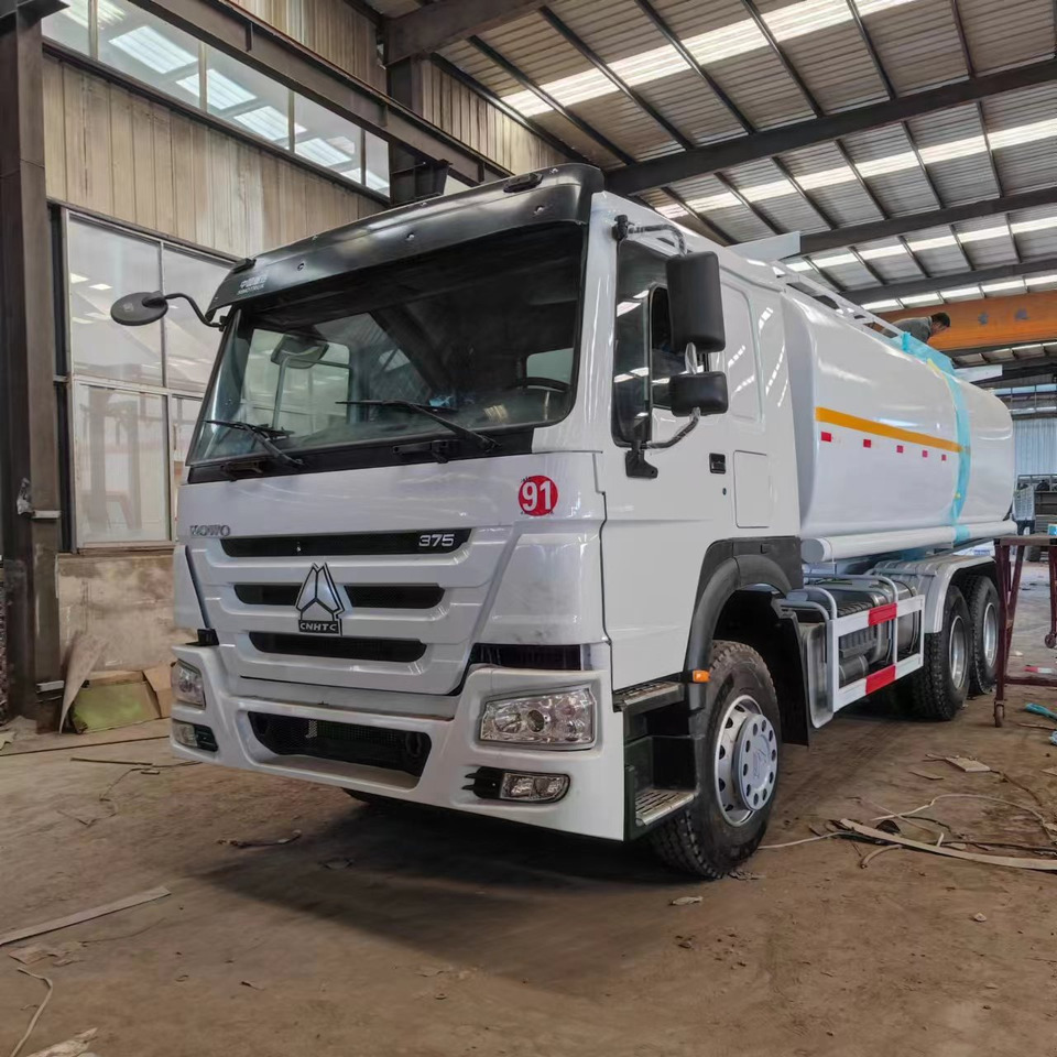 Sinotruck HOWO 371 Fuel Tanker Large Capacity Fuel Vehicle - Camion citerne: photos 2 Sinotruck HOWO 371 Fuel Tanker Large Capacity Fuel Vehicle - Camion citerne: photos 2