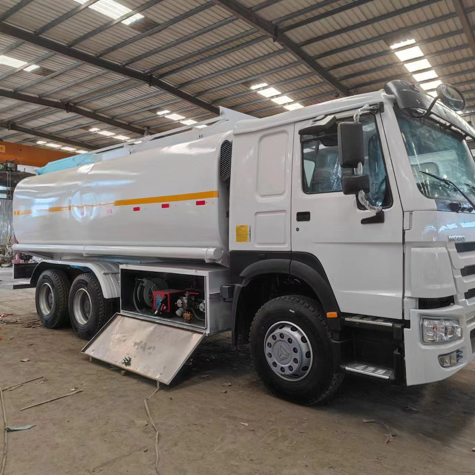Sinotruck HOWO 371 Fuel Tanker Large Capacity Fuel Vehicle - Camion citerne: photos 1 Sinotruck HOWO 371 Fuel Tanker Large Capacity Fuel Vehicle - Camion citerne: photos 1