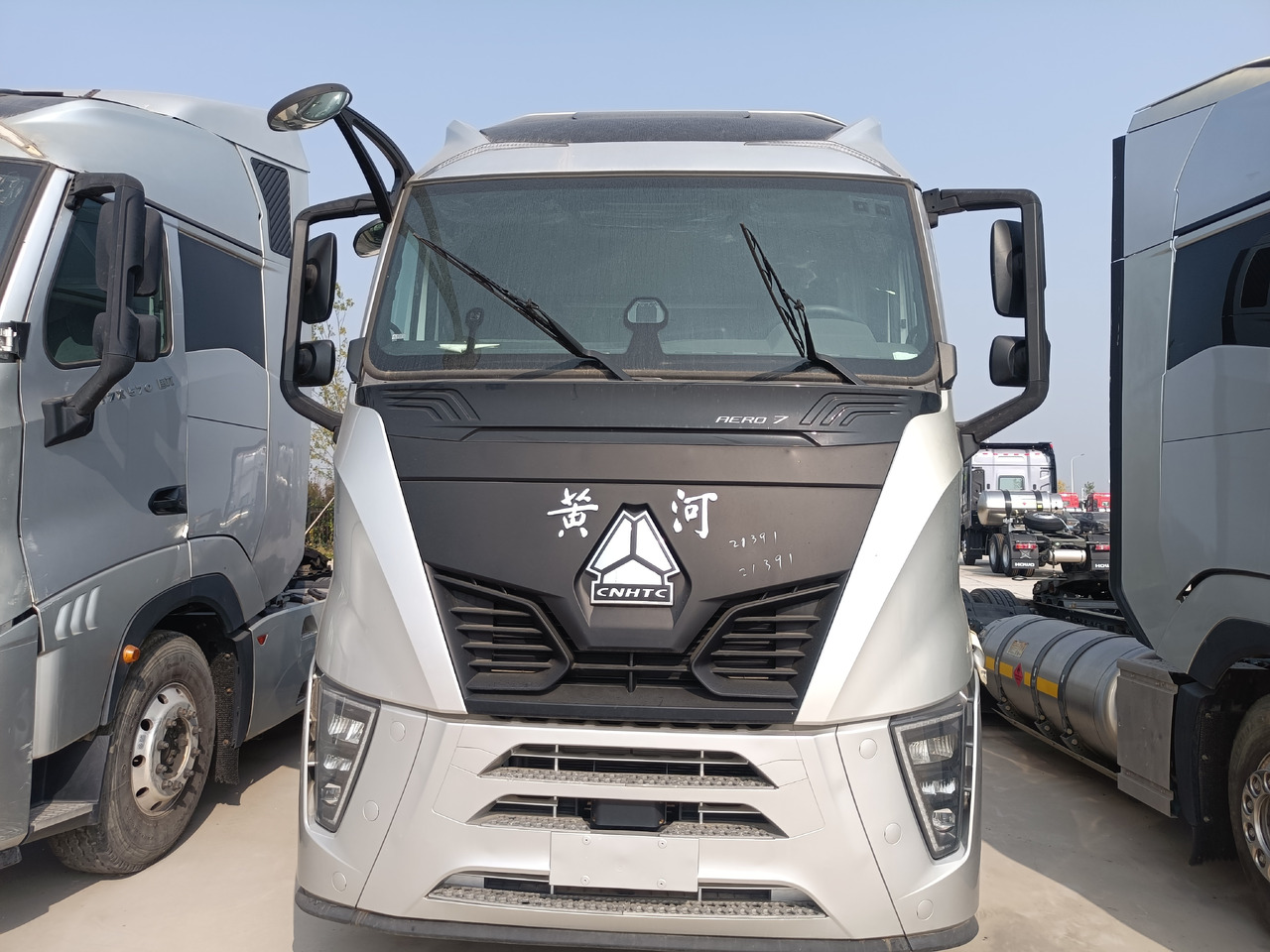 SINOTRUK Y1267 Huanghe X7 4X2 Automatic Tractor Unit - Tracteur routier: photos 1 SINOTRUK Y1267 Huanghe X7 4X2 Automatic Tractor Unit - Tracteur routier: photos 1