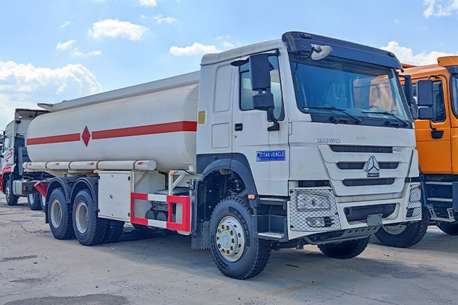 SINOTRUK Howo 400 Diesel Tanker Truck for Sale in Nigeria - Camion citerne: photos 1 SINOTRUK Howo 400 Diesel Tanker Truck for Sale in Nigeria - Camion citerne: photos 1