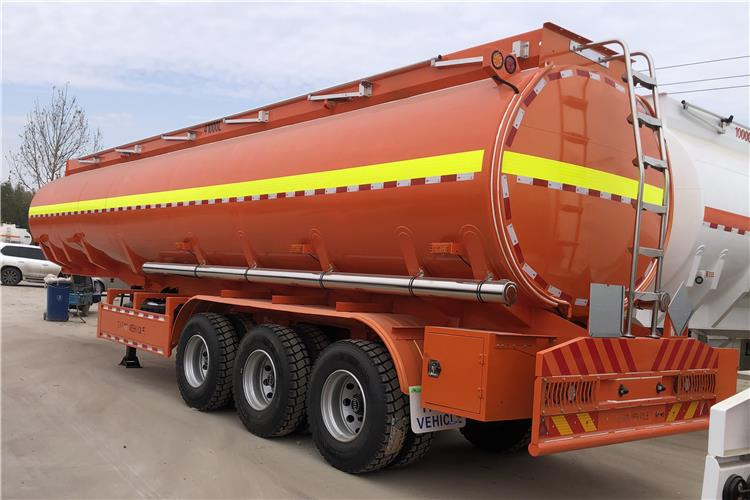 TITAN 45000 Liters Fuel Oil Diesel Tanker Trailer for Sale In Saudi Arabia - Semi-remorque citerne: photos 4 TITAN 45000 Liters Fuel Oil Diesel Tanker Trailer for Sale In Saudi Arabia - Semi-remorque citerne: photos 4