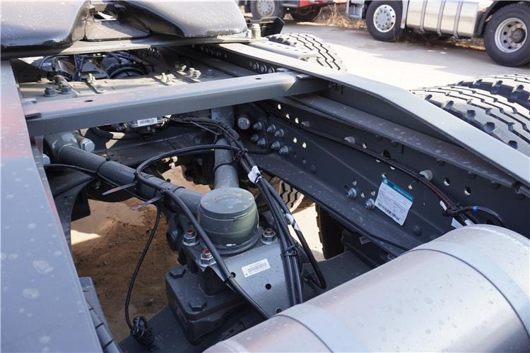 SINOTRUK Howo 371hp 6x4 10 Tires Truck Head for Sale In Jamaica - Tracteur routier: photos 3 SINOTRUK Howo 371hp 6x4 10 Tires Truck Head for Sale In Jamaica - Tracteur routier: photos 3