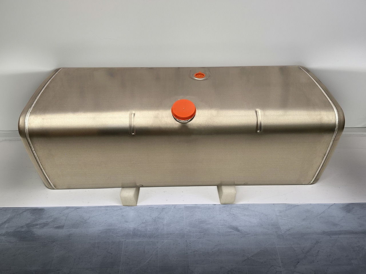 MERCEDES-BENZ - Réservoir de carburant: photos 1 MERCEDES-BENZ - Réservoir de carburant: photos 1