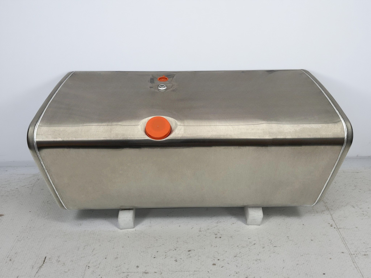 SCANIA - Réservoir de carburant: photos 1 SCANIA - Réservoir de carburant: photos 1