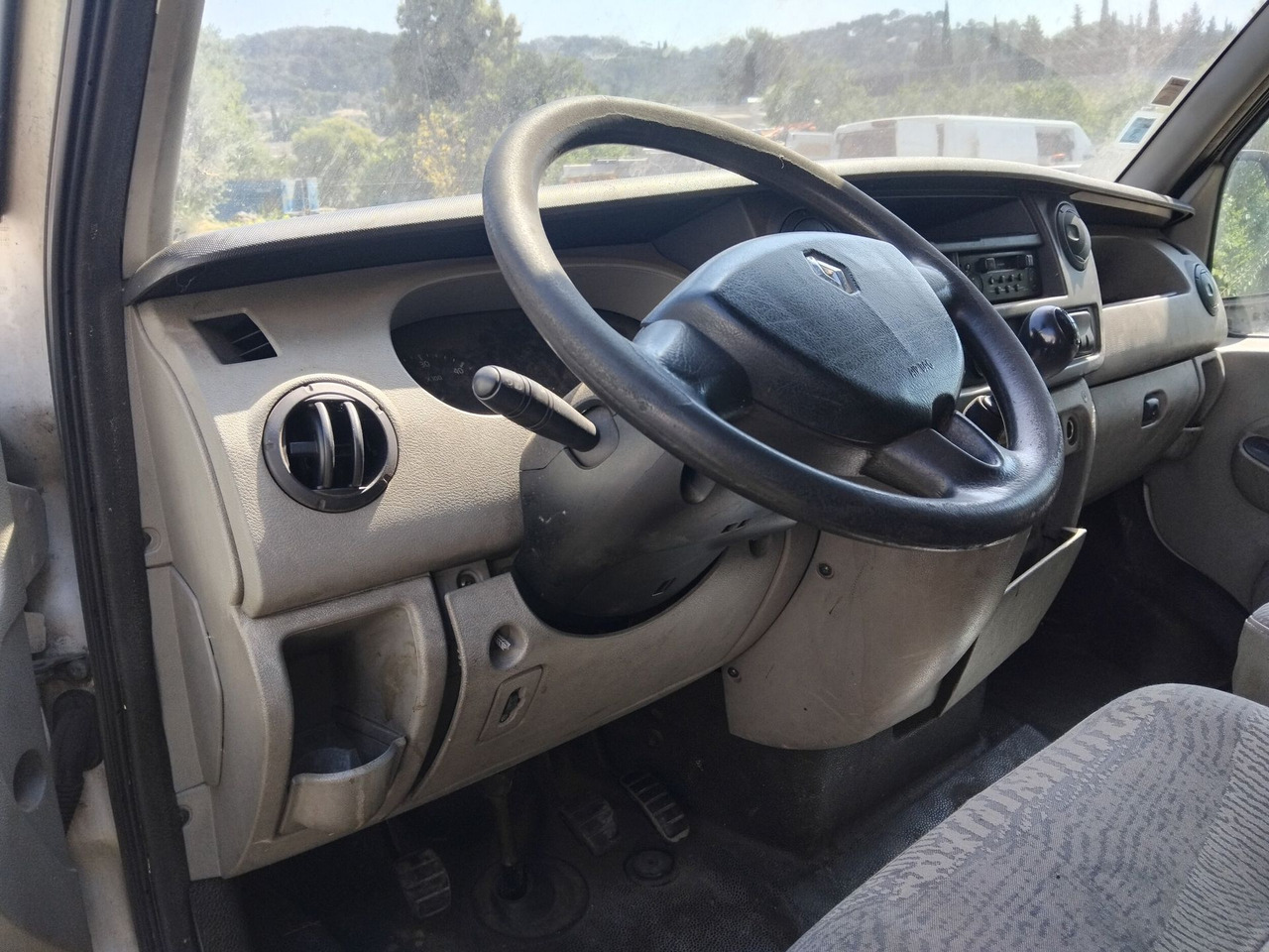 FOURGON RENAULT MASTER NON ROULANT . - Fourgon utilitaire: photos 2 FOURGON RENAULT MASTER NON ROULANT . - Fourgon utilitaire: photos 2