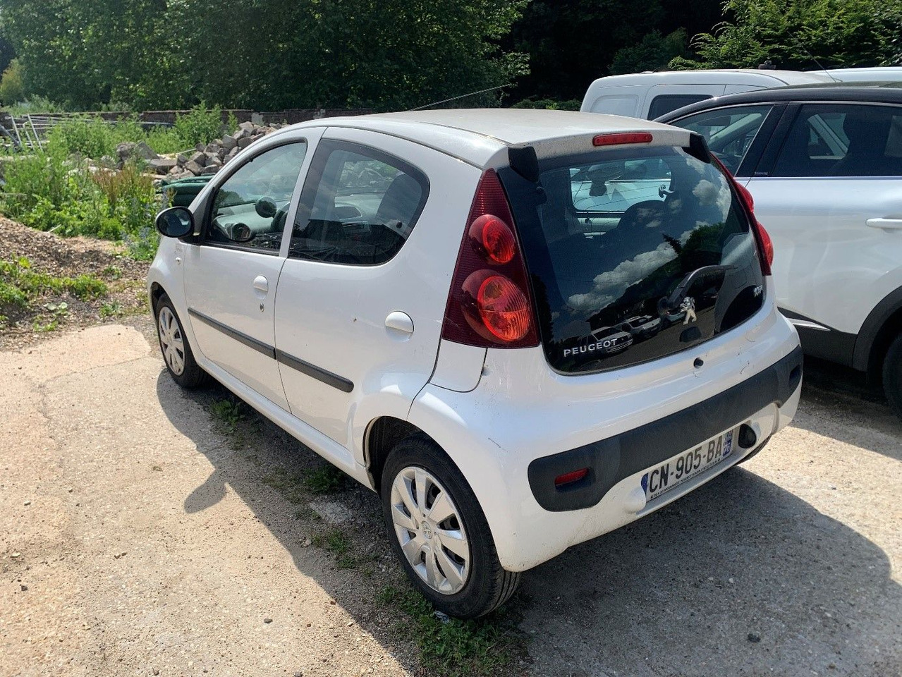 PEUGEOT 107 - Essence - Boîte manuelle - (3 1.0 12 V BLUE LI - Voiture à hayon: photos 2 PEUGEOT 107 - Essence - Boîte manuelle - (3 1.0 12 V BLUE LI - Voiture à hayon: photos 2