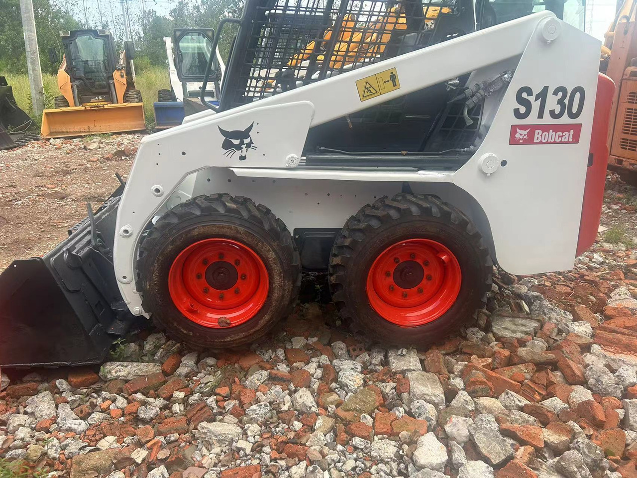 BOBCAT S130 skid steer loader - Mini chargeuse: photos 3 BOBCAT S130 skid steer loader - Mini chargeuse: photos 3