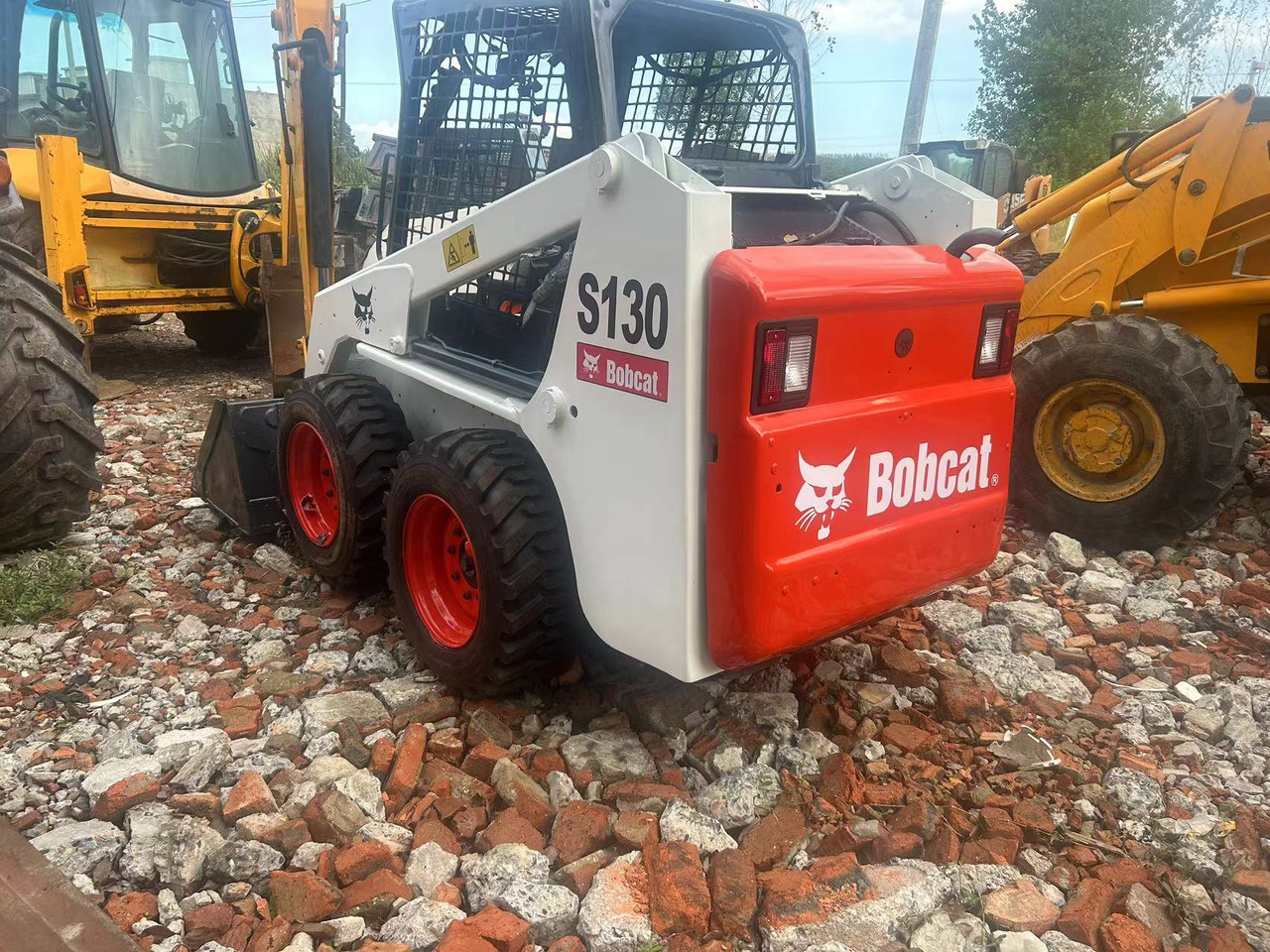 BOBCAT S130 skid steer loader - Mini chargeuse: photos 4 BOBCAT S130 skid steer loader - Mini chargeuse: photos 4