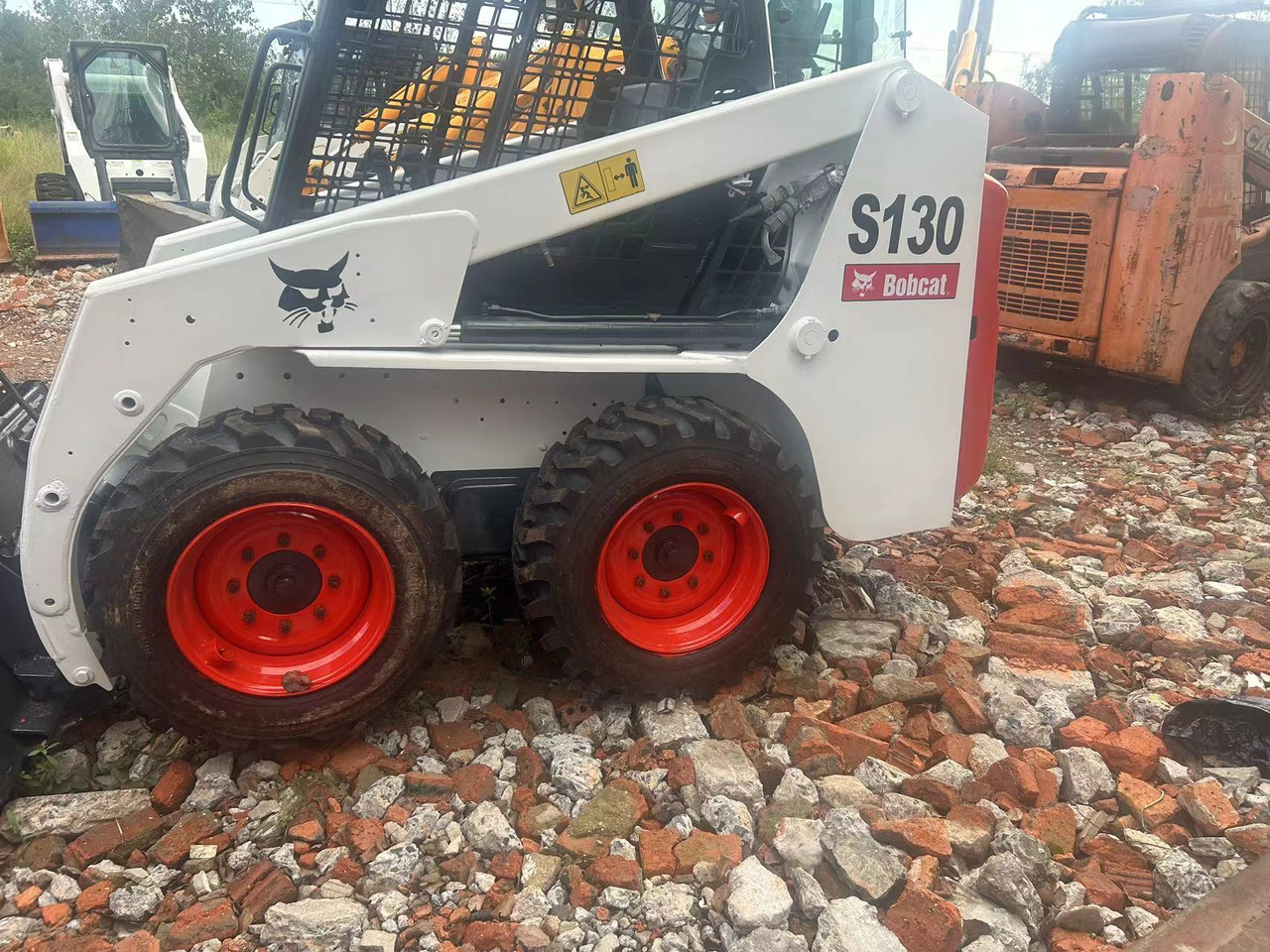 BOBCAT S130 skid steer loader - Mini chargeuse: photos 2 BOBCAT S130 skid steer loader - Mini chargeuse: photos 2