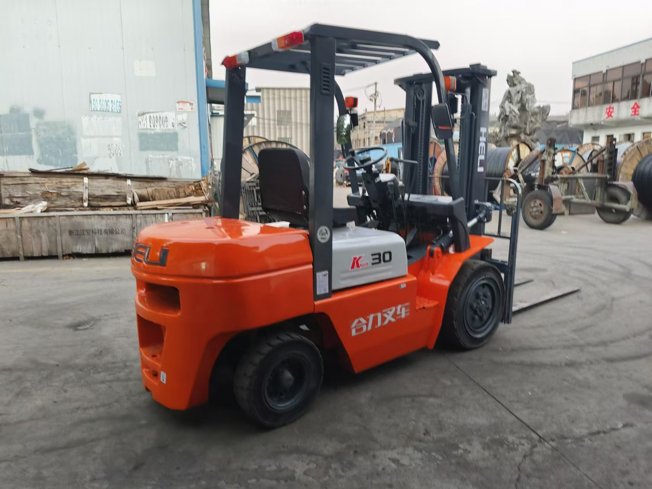 HELI k30 used 3 ton diesel forklift Customizable mast clamps low price - Chariot élévateur diesel: photos 4 HELI k30 used 3 ton diesel forklift Customizable mast clamps low price - Chariot élévateur diesel: photos 4