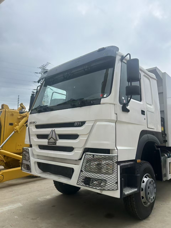 SINOTRUK howo 371 6x4 dump truck - Tombereau: photos 5 SINOTRUK howo 371 6x4 dump truck - Tombereau: photos 5