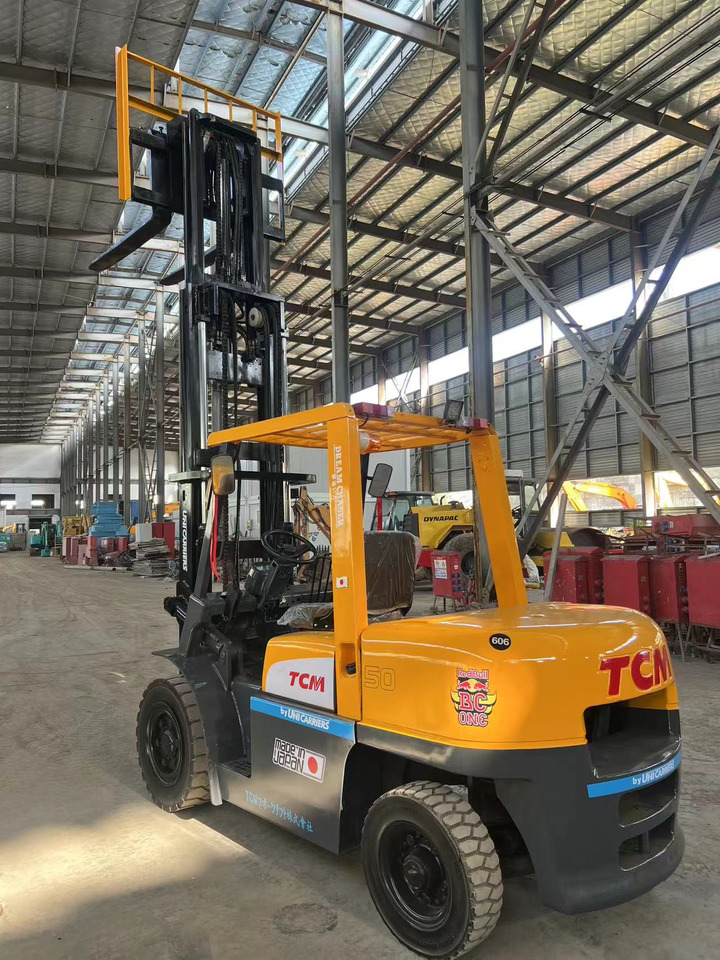 TCM fd50 japan brand original 5 ton diesel forklift 3 section 4.5m Customizable mast clamp side shift - Chariot élévateur diesel: photos 3 TCM fd50 japan brand original 5 ton diesel forklift 3 section 4.5m Customizable mast clamp side shift - Chariot élévateur diesel: photos 3