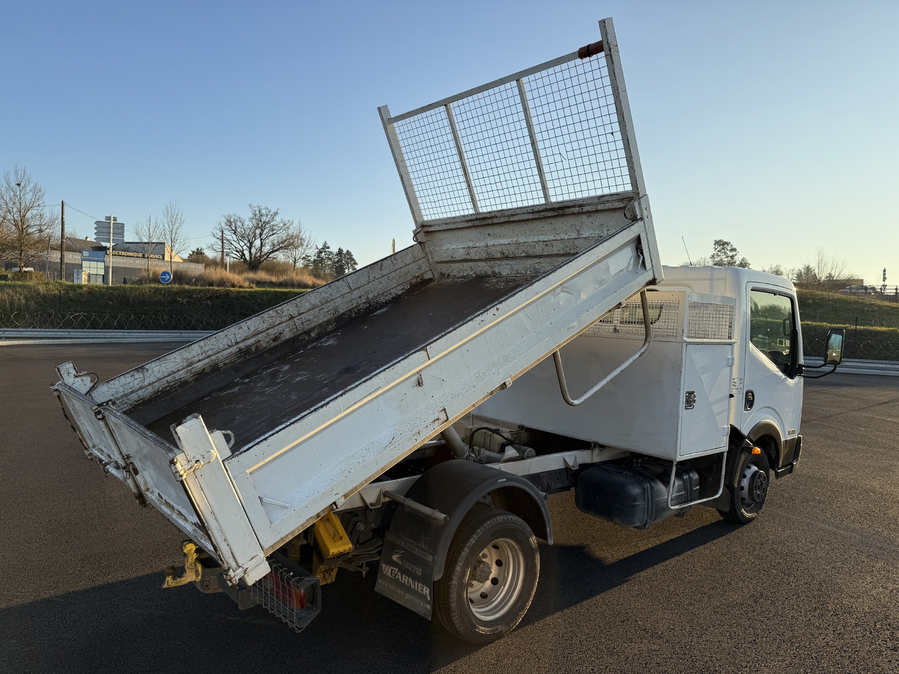 NISSAN CABSTAR 35.11 - Utilitaire benne: photos 3 NISSAN CABSTAR 35.11 - Utilitaire benne: photos 3