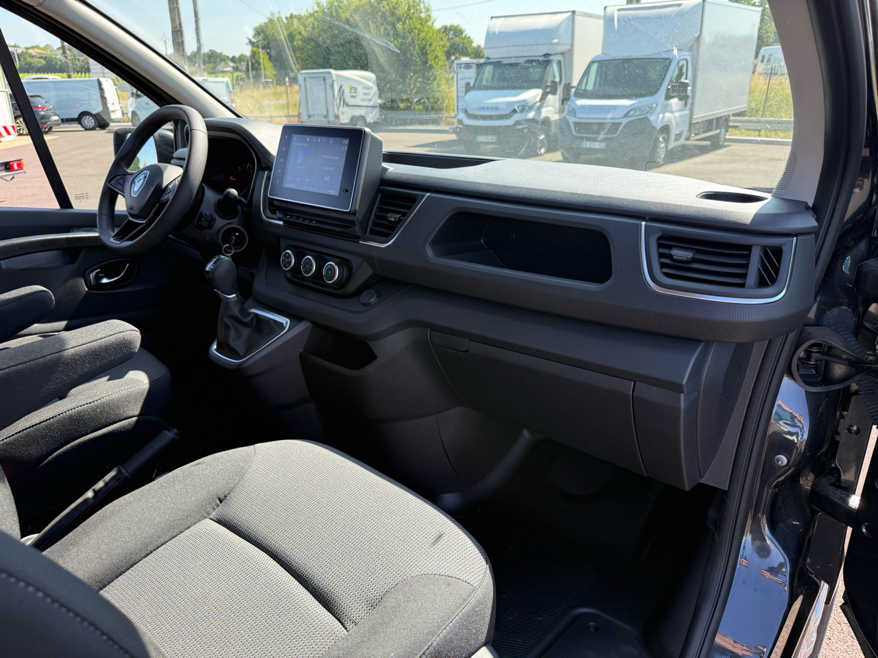 Fourgon utilitaire neuf RENAULT Trafic: photos 13