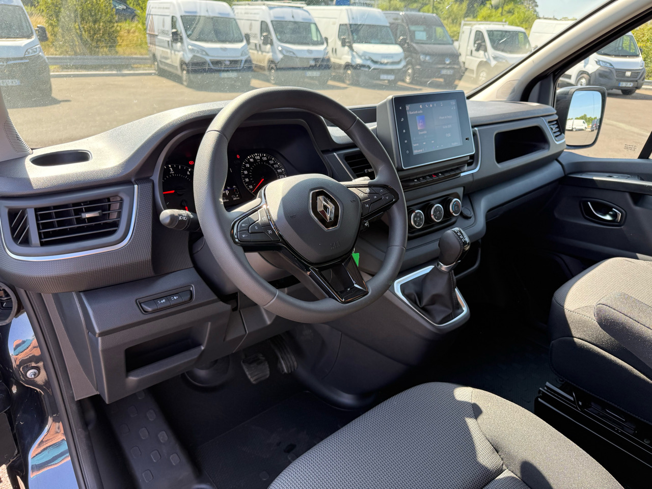 Fourgon utilitaire neuf RENAULT Trafic: photos 8