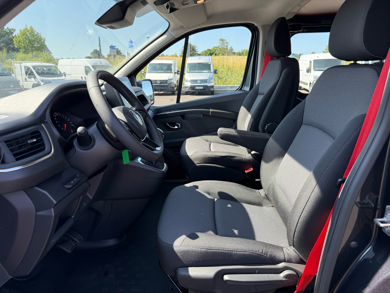 Fourgon utilitaire neuf RENAULT Trafic: photos 9