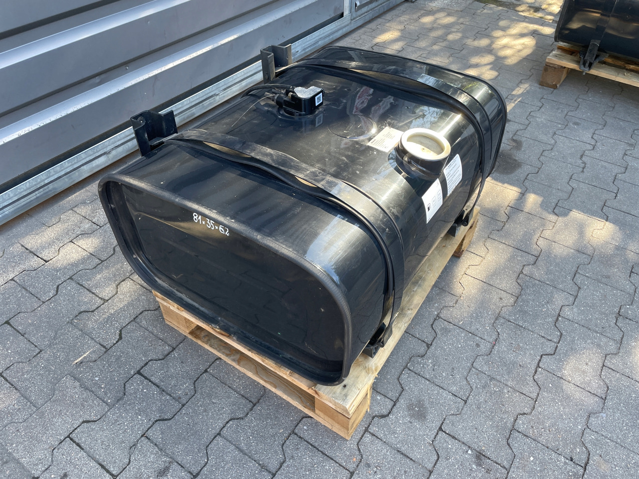 ZBIORNIK PALIWA MAN 150 L , L2000 TGL TGM 81122015818 - Réservoir de carburant pour Camion: photos 1 ZBIORNIK PALIWA MAN 150 L , L2000 TGL TGM 81122015818 - Réservoir de carburant pour Camion: photos 1