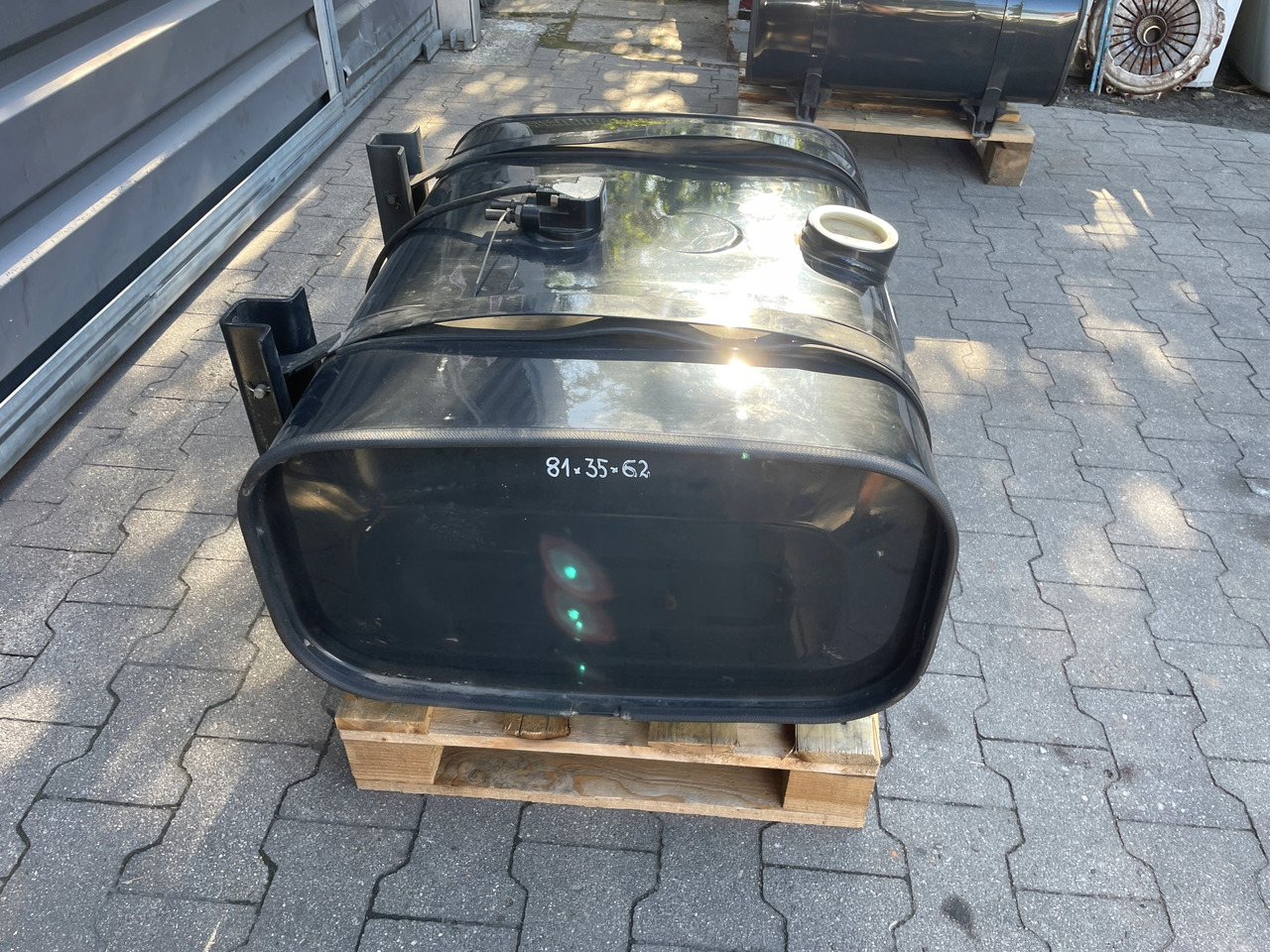 ZBIORNIK PALIWA MAN 150 L , L2000 TGL TGM 81122015818 - Réservoir de carburant pour Camion: photos 3 ZBIORNIK PALIWA MAN 150 L , L2000 TGL TGM 81122015818 - Réservoir de carburant pour Camion: photos 3