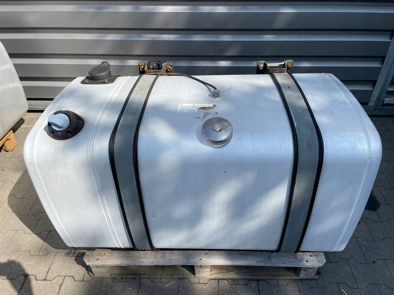 ZBIORNIK PALIWA MAN TGX TGS 470 L 85 ADBLUE 135X70X70 - Réservoir de carburant pour Camion: photos 1 ZBIORNIK PALIWA MAN TGX TGS 470 L 85 ADBLUE 135X70X70 - Réservoir de carburant pour Camion: photos 1