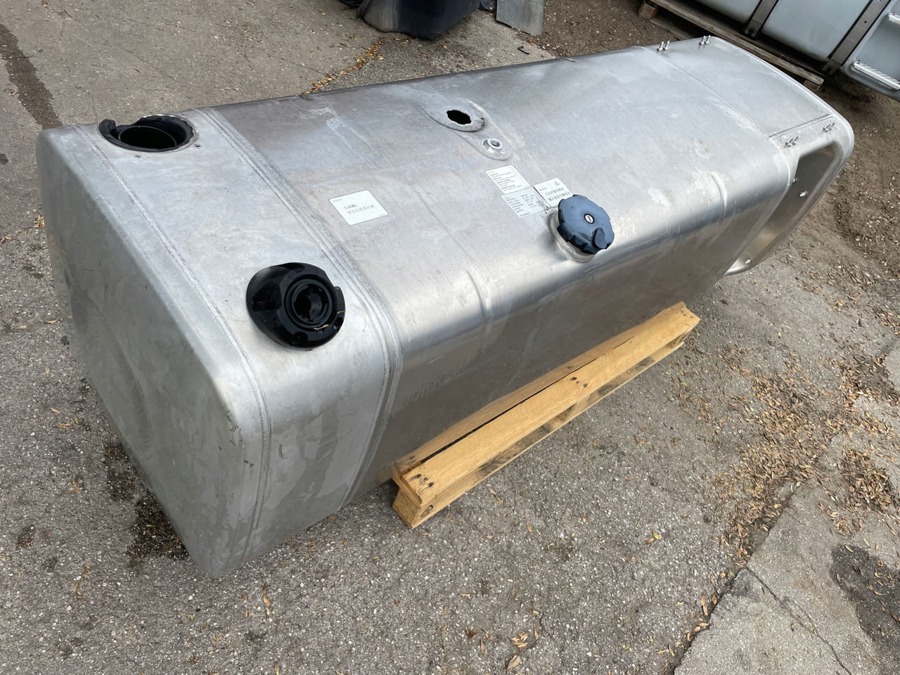 ZBIORNIK PALIWA MAN TGX TGS 680 L 75 AD BLUE 81122016726 - Réservoir de carburant pour Camion: photos 2 ZBIORNIK PALIWA MAN TGX TGS 680 L 75 AD BLUE 81122016726 - Réservoir de carburant pour Camion: photos 2