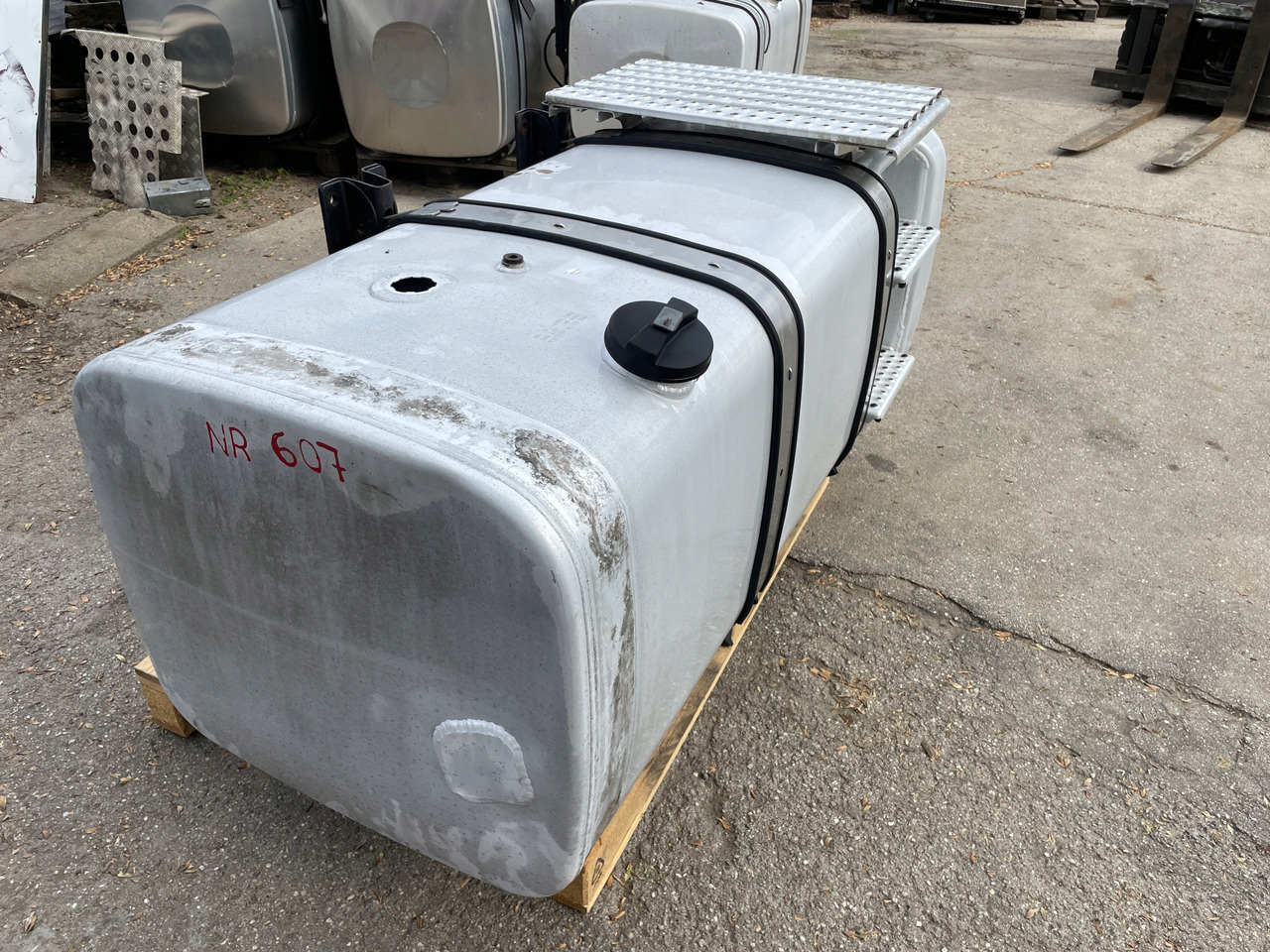 ZBIORNIK PALIWA MAN TGX TGS TGA 590 L 81122015663 - Réservoir de carburant pour Camion: photos 2 ZBIORNIK PALIWA MAN TGX TGS TGA 590 L 81122015663 - Réservoir de carburant pour Camion: photos 2