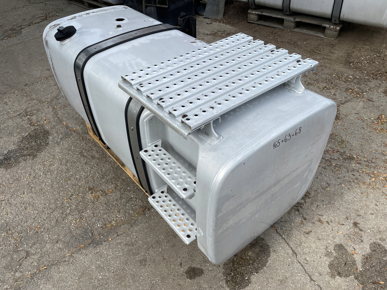 ZBIORNIK PALIWA MAN TGX TGS TGA 590 L 81122015663 - Réservoir de carburant pour Camion: photos 3 ZBIORNIK PALIWA MAN TGX TGS TGA 590 L 81122015663 - Réservoir de carburant pour Camion: photos 3