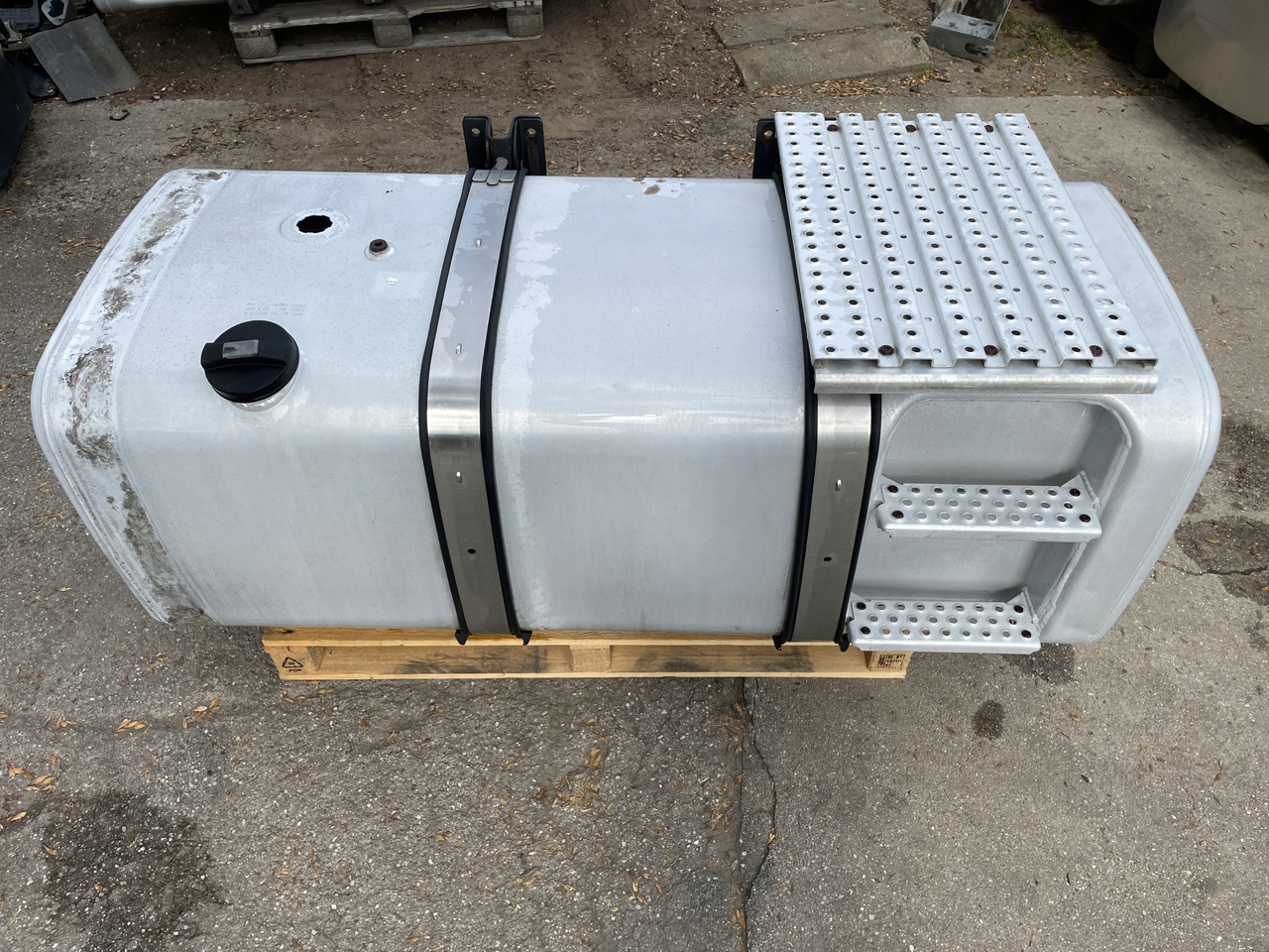 ZBIORNIK PALIWA MAN TGX TGS TGA 590 L 81122015663 - Réservoir de carburant pour Camion: photos 1 ZBIORNIK PALIWA MAN TGX TGS TGA 590 L 81122015663 - Réservoir de carburant pour Camion: photos 1