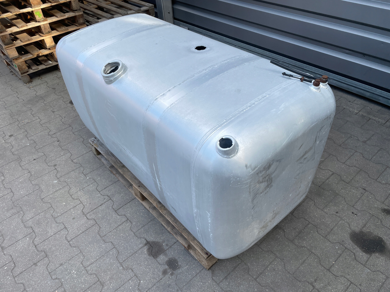 ZBIORNIK PALIWA MERCEDES ACTROS 595 L 40 A9344700601 - Réservoir de carburant pour Camion: photos 4 ZBIORNIK PALIWA MERCEDES ACTROS 595 L 40 A9344700601 - Réservoir de carburant pour Camion: photos 4