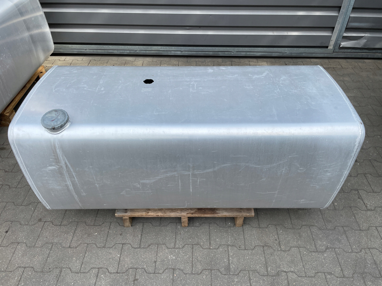 ZBIORNIK PALIWA VOLVO FH 12 FH12 20393553 - Réservoir de carburant pour Camion: photos 1 ZBIORNIK PALIWA VOLVO FH 12 FH12 20393553 - Réservoir de carburant pour Camion: photos 1