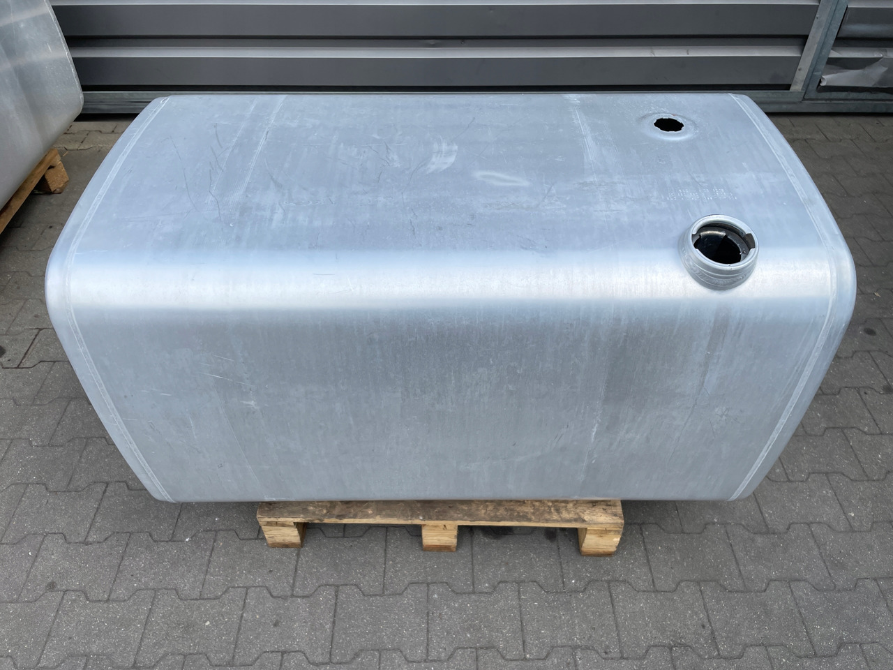 ZBIORNIK PALIWA VOLVO FH 12 FH12 20393553 - Réservoir de carburant pour Camion: photos 1 ZBIORNIK PALIWA VOLVO FH 12 FH12 20393553 - Réservoir de carburant pour Camion: photos 1