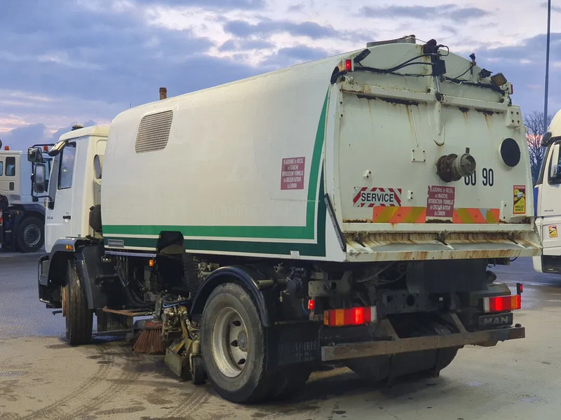 MAN LE 15.250 Eurovoirie Sweeper Manual Steelsuspension Euro 3 2007 - Balayeuse de voirie: photos 3 MAN LE 15.250 Eurovoirie Sweeper Manual Steelsuspension Euro 3 2007 - Balayeuse de voirie: photos 3