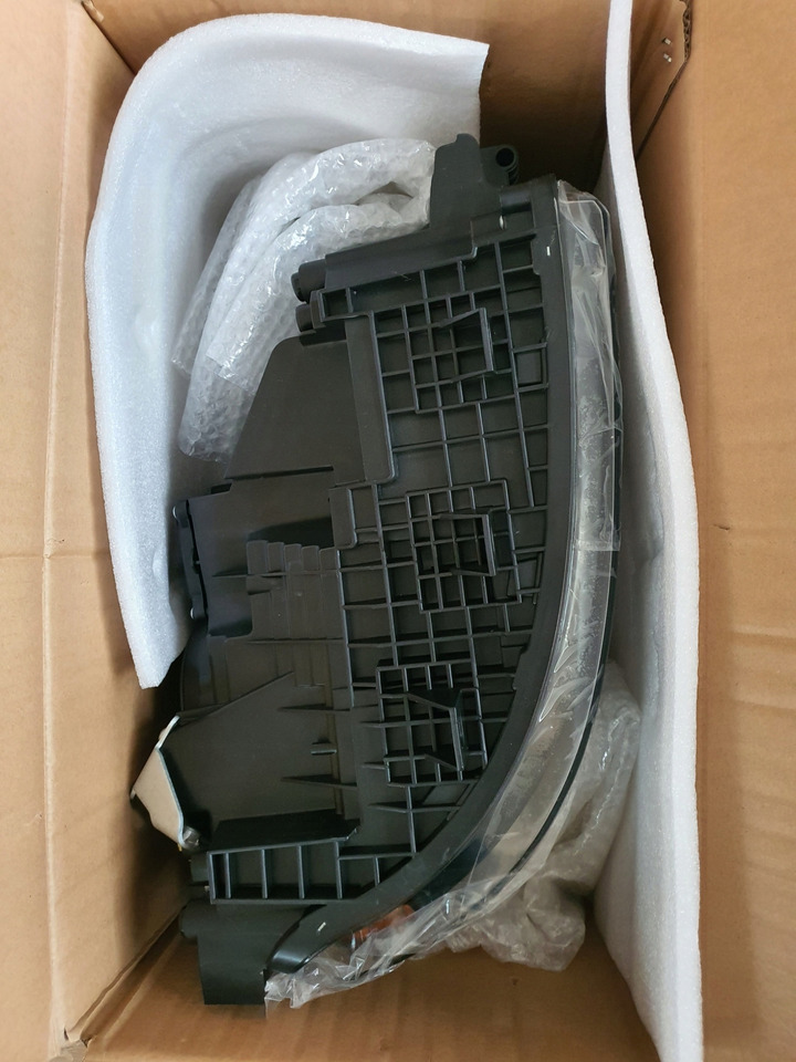 NOWY REFLEKTOR VOLVO FH4 PRAWY - Feu avant pour Camion: photos 3 NOWY REFLEKTOR VOLVO FH4 PRAWY - Feu avant pour Camion: photos 3