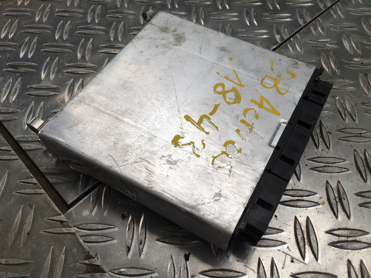 Gebrauchter DB Actros 1843 Steuergerät VDO, Artikel - Nr. : A 000 446 38 02 - Bloc de gestion pour Camion: photos 1 Gebrauchter DB Actros 1843 Steuergerät VDO, Artikel - Nr. : A 000 446 38 02 - Bloc de gestion pour Camion: photos 1