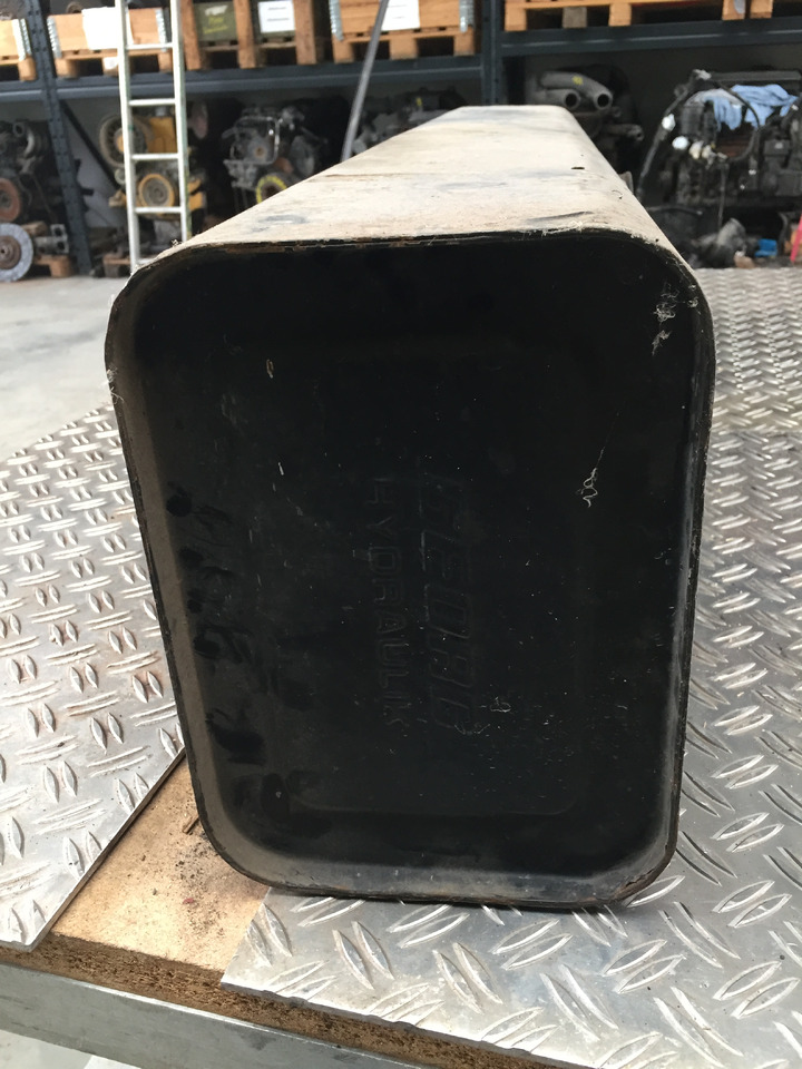 Gebrauchter Hydraulik - Tank Georg, Maße B x H x T - 118 x 28 x 20, Artikel - Nr. : 81.99999 - 9999 - Réservoir hydraulique pour Camion: photos 5 Gebrauchter Hydraulik - Tank Georg, Maße B x H x T - 118 x 28 x 20, Artikel - Nr. : 81.99999 - 9999 - Réservoir hydraulique pour Camion: photos 5