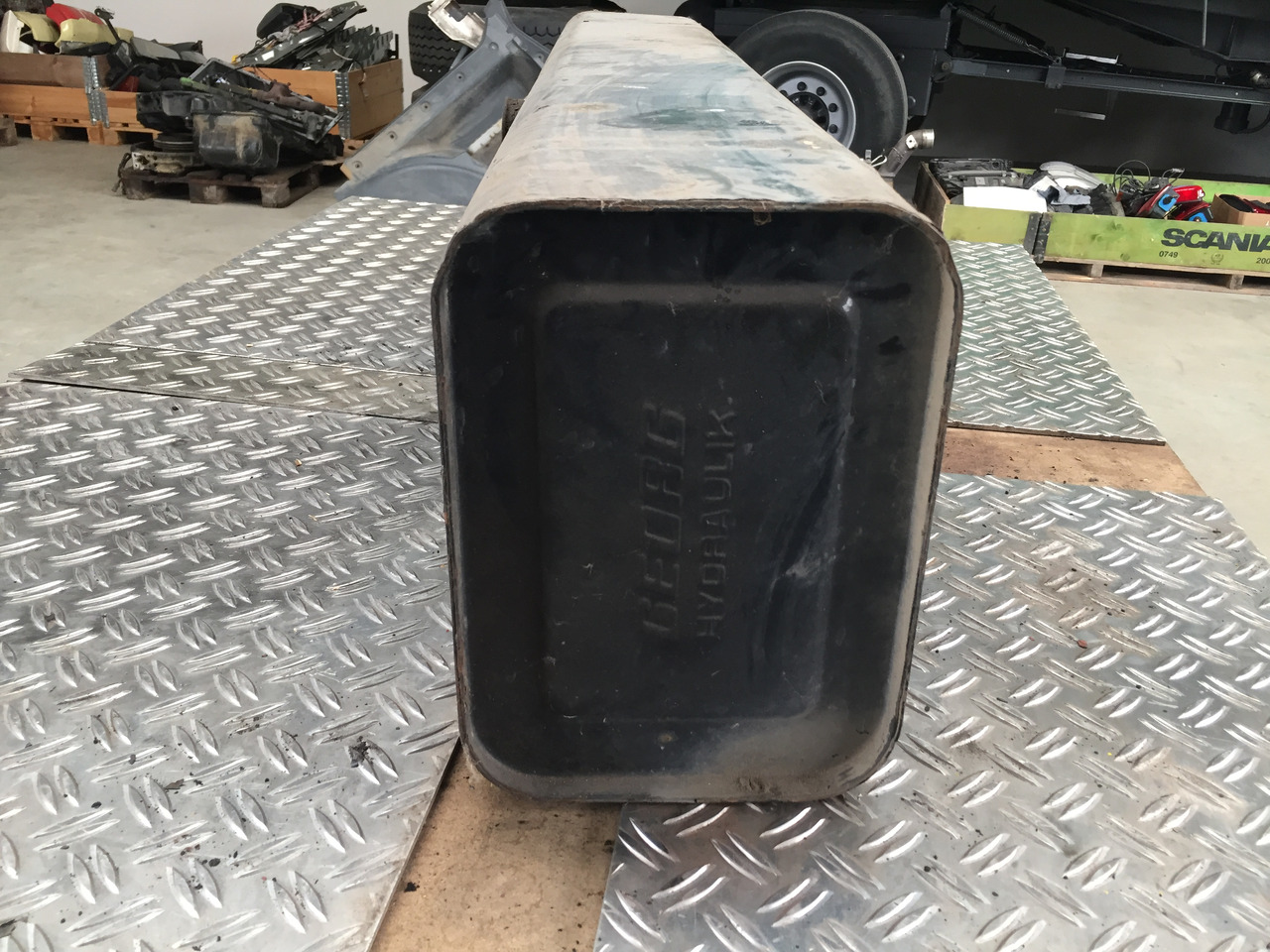 Gebrauchter Hydraulik - Tank Georg, Maße B x H x T - 118 x 28 x 20, Artikel - Nr. : 81.99999 - 9999 - Réservoir hydraulique pour Camion: photos 2 Gebrauchter Hydraulik - Tank Georg, Maße B x H x T - 118 x 28 x 20, Artikel - Nr. : 81.99999 - 9999 - Réservoir hydraulique pour Camion: photos 2