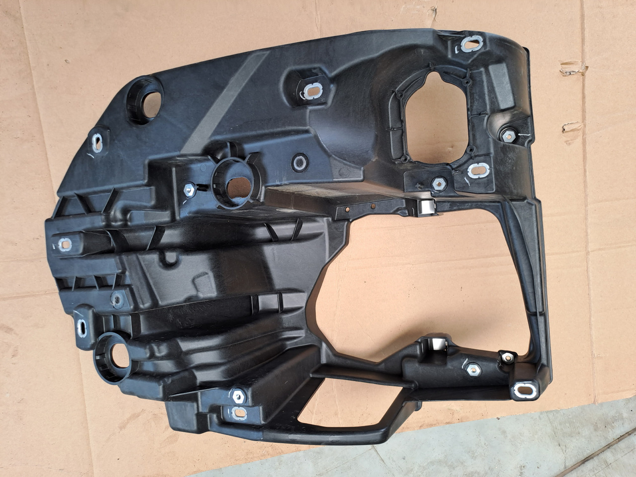 Neuwertiger Träger für Scheinwerfer MAN TG3 rechts, Artikel - Nr. : 81.41610 - 5838 / 5837 - Feu avant pour Camion: photos 4 Neuwertiger Träger für Scheinwerfer MAN TG3 rechts, Artikel - Nr. : 81.41610 - 5838 / 5837 - Feu avant pour Camion: photos 4