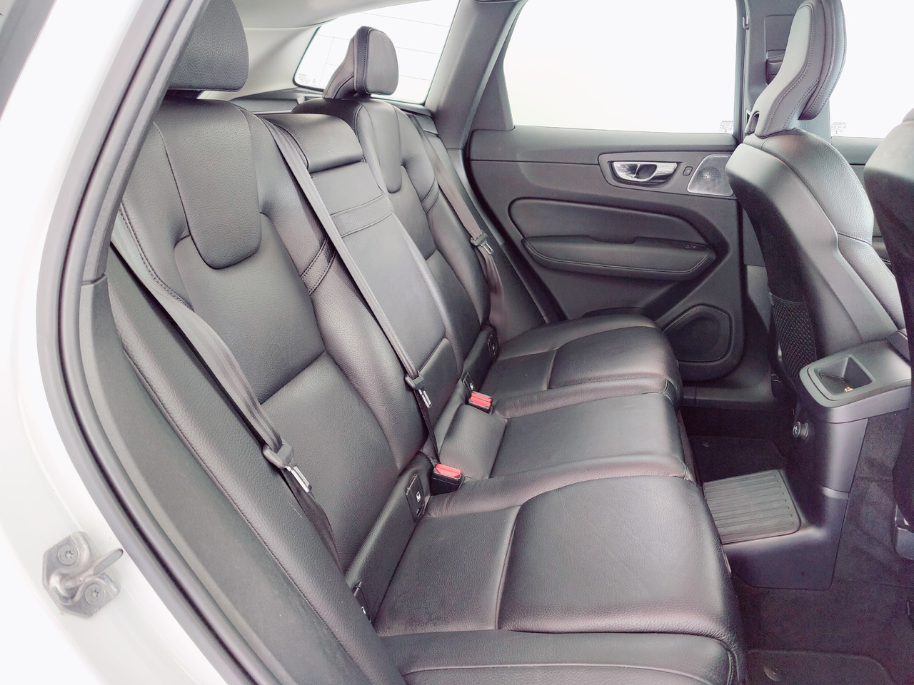 SUV Volvo XC60 t8 twin engine Momentum Plug-In Hybrid AWD AHK Leder Navi: photos 12 SUV Volvo XC60 t8 twin engine Momentum Plug-In Hybrid AWD AHK Leder Navi: photos 12