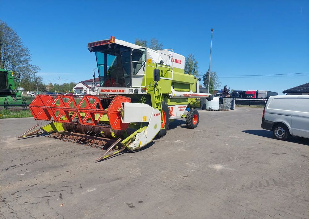 Claas Dominator 88SL - Moissonneuse-batteuse: photos 1 Claas Dominator 88SL - Moissonneuse-batteuse: photos 1