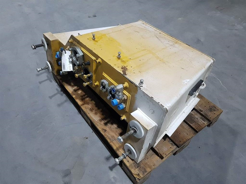 Cat 950H - Tank/Behälter/Reservoir - Hydraulique: photos 2 Cat 950H - Tank/Behälter/Reservoir - Hydraulique: photos 2