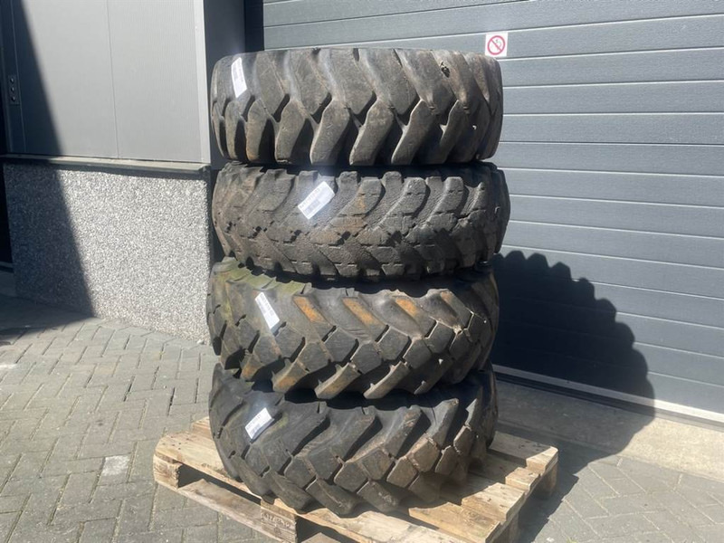 Everest 12.5-18 - Tire/Reifen/Band - Pneus et jantes pour Engins de chantier: photos 2 Everest 12.5-18 - Tire/Reifen/Band - Pneus et jantes pour Engins de chantier: photos 2