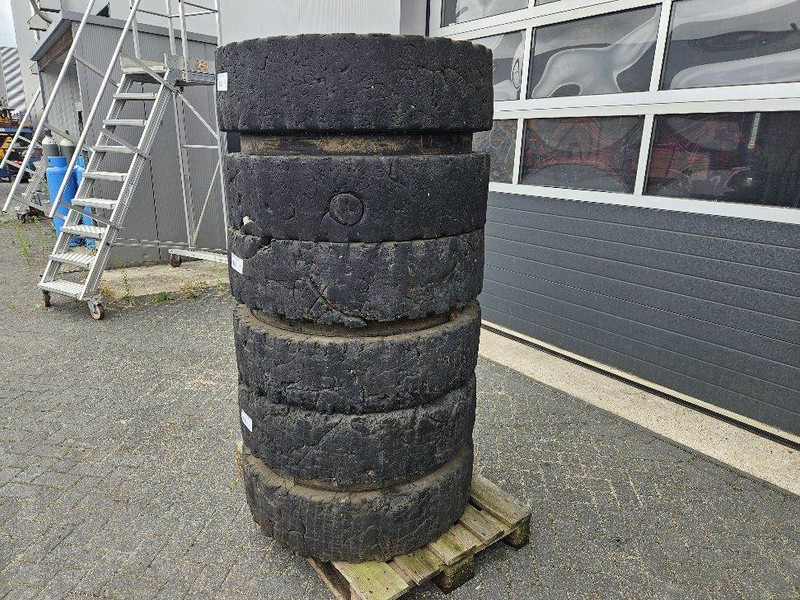 Liebherr 10.00-20 - Tire/Reifen/Band - Pneus et jantes pour Engins de chantier: photos 2 Liebherr 10.00-20 - Tire/Reifen/Band - Pneus et jantes pour Engins de chantier: photos 2