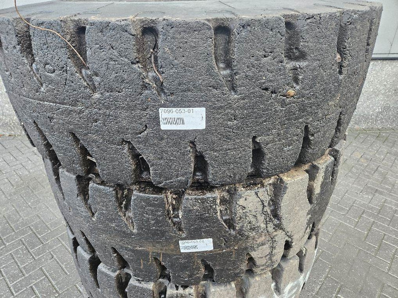 New Holland W110C-Barkley 17.5R25-Tire/Reifen/Band - Pneus et jantes pour Engins de chantier: photos 2 New Holland W110C-Barkley 17.5R25-Tire/Reifen/Band - Pneus et jantes pour Engins de chantier: photos 2