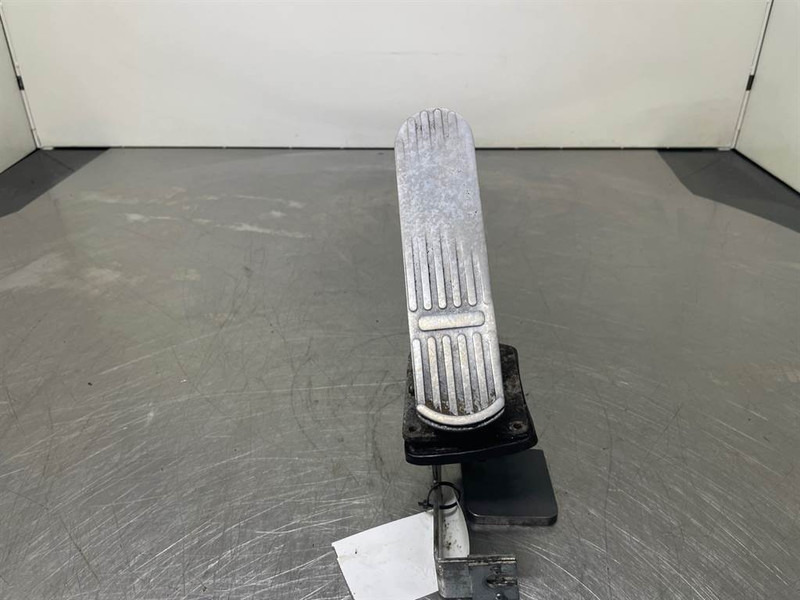 O & K L25.5 - Gas pedal/Fusspedal/Gaspedaal - Cabine et intérieur pour Engins de chantier: photos 4 O & K L25.5 - Gas pedal/Fusspedal/Gaspedaal - Cabine et intérieur pour Engins de chantier: photos 4
