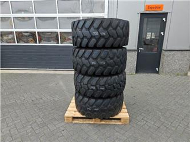 Schaeff SKL834-Firestone 405/70R18-Tire/Reifen/Band - Pneus et jantes pour Engins de chantier: photos 1 Schaeff SKL834-Firestone 405/70R18-Tire/Reifen/Band - Pneus et jantes pour Engins de chantier: photos 1